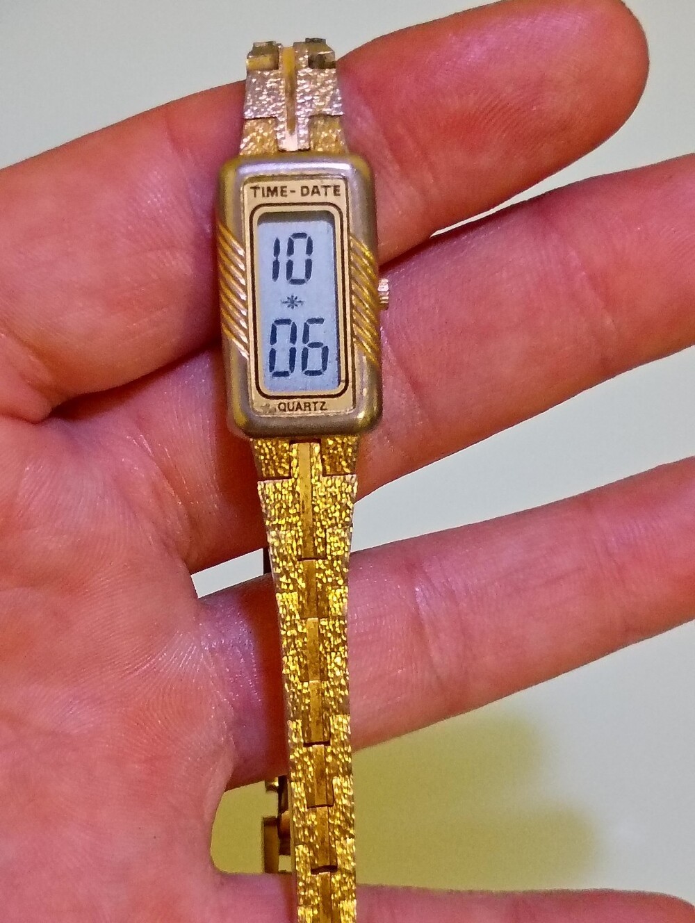 1970s - 1980s Gold Tone LCD Quartz Ladies Bracelet Watch - Gold